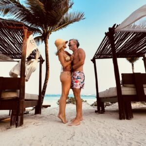 Cristián Sánchez Instagram - Pucha que lo hemos pasado bien!!!! A ver, no nos mal entiendan, amamos a nuestros niños pero pucha que es rico estar solos a veces… sin escuchar el mamaaaaaá…. Bueno, hemos conversado, tomado sol, hecho deporte (de todo tipo 😜), comido rico y tantas otras cosas…. Nos hemos puesto súper al día gracias a esta súper invitación del hotel TRS Yucatán de la Riviera Maya. 
- Un hotel sólo para adultos 
- Comida realmente rica en sus diferentes restaurantes - Servicio premium con mayordomo 
- Playa preciosa, mar calentito
Y un largo etc……. 

Gracias totales!!!!
@trsyucatanhotel #honoringyourfreedom #rivieramaya 

-