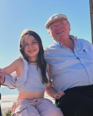 Cristián Sánchez Instagram - Es gratis pero vale INFINITO: pasar tiempo con los abuelos 👴🏻 👵🏻…
La Gracia y el Hush… qué linda esa complicidad y conexión!!!! ❤️❤️❤️