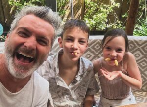 Cristián Sánchez Instagram - Último almuerzo de vacaciones 😩… pero con todo para brillar ⭐️ el 2024!!!!! Cómo va esta primera semana de marzo???? 😩😅 Vamos con todo!!!! 🤩🤙🏻