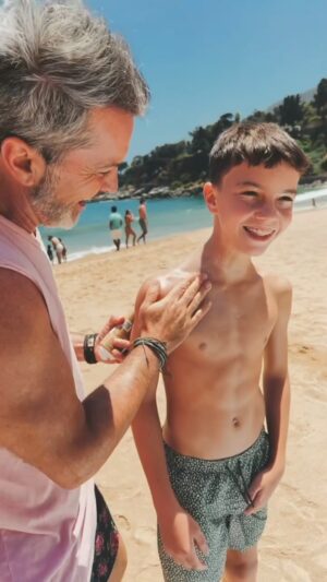 Cristián Sánchez Instagram - Este verano 😎 disfrútalo con todo con la alta protección de ANTHELIOS WETSKIN de @larocheposay 🧴☀️Su envase tiene 60% menos plástico 🌱, su textura es liviana y se absorbe fácilmente!!!! #ElPasoMasImportante