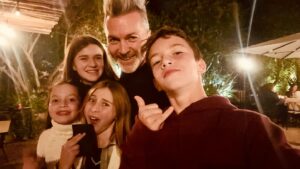 Cristián Sánchez Instagram - Qué manera de reírnos!!!! Salida con las primas y sólo pasan cosas lindas… ❤️❤️❤️ El amor de primos es único, no????? Y yo como espectador, gozando el momento…