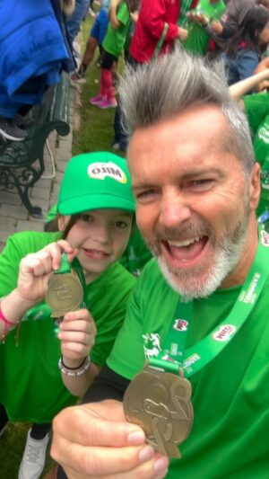 Cristián Sánchez Instagram - La primera corrida de la Gracia!!!! ❤️🥇 Realmente impresionante!!! Más de 10 mil personas en la corrida @milomelapuedo en Santiago… Un ambiente súper familiar, pura alegría y buena vibra para una mañana inolvidable… #MeLaPuedo #Publicidad ⚡️💚💪🏻