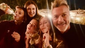 Cristián Sánchez Instagram - Qué manera de reírnos!!!! Salida con las primas y sólo pasan cosas lindas… ❤️❤️❤️ El amor de primos es único, no????? Y yo como espectador, gozando el momento…