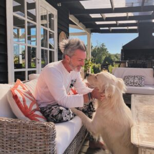 Cristián Sánchez Instagram - Despidiendo las vacaciones en el sur… 🌋☀️❤️ Bien acompañado y con las pilas recargadas… 🔋 para “empezar” este 2024!!!! Que tengan una gran semana, a darle con todo… empieza la fiesta!!! 🤩🤙🏻