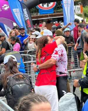 Cristián de la Fuente Instagram - Misión cumplida!!
Septimo 70.3 terminado y puedo afirmar que fue el más duro 
Tuve todas las razones para no hacerlo o para retírame 
Primero… la lesión que tengo en el gemelo que aún no se que es. 
Segundo… amaneció con lluvia, viento y el lago con olas… la natación estuvo MUY dura y pensé en retírame más de una vez… pero no era opción! Lau me estaba esperando afuera y no podía fallarle … no solo a ella sino a mi también … finalmente pude salir…
La bici fue mojado. Con viento. Lluvia y frío pero empecé a recuperarme. Sobre todo en los 45 kms de regreso…
Hasta que se me pinchó un neumático. 
Trate de cambiarlo y me faltaba una herramienta… otra vez pensé en retírame.. pero no era opción …
finalmente una moto paró  y me ayudó… pero ya había perdido más de 20 minutos y todo lo que había recuperado lo perdí. 
Vino el trote…
No podía más. El gemelo me molestaba y no sentía las piernas 
Salí de la transición y llegué a la península. De verdad no podía subir 
Hasta que vi a Lau gritándome “vamos papaaaaa,vamos que se puede” … ahí el dolor se transformó en ganas de llorar pero de emoción … y eso fue lo que me mantuvo hasta el final 
Cada una de las 3 penínsulas Lau estuvo ahí apoyándome y gritándome … eso fue lo que me hizo terminar la carrera 
Fue una de mis mejores corridas. Sobretodo después de una muy mala natación y una bici con un pinchazo. 
Tener a @ovybilbao que vino desde miami a apoyarme antes, durante y después … fue impagable. “El dolor no essssisssteeee”
Pancho que me acompañó por primera vez. Raul que llegó de sorpresa… todos ellos fueron el “support team”
Gracias a @_martinulloa por prepararme para esta carrera… no fue fácil!!
Gracias a @clinicameds por su apoyo… nos vemos mañana para ver que tengo. 
Gracias @youtopia.company por permitirme entrenar ahí 
Gracias @ironman70.3pucon por regalarme la carrera más linda del mundo otro año más y poder ver a mi hija cruzar la meta el viernes 
Gracias @lacatolicacl por todo el apoyo en los entrenamientos de pista 
Gracias @maunaapparel por mi trisuit. Casi no llego pero lo logramos 
Gracias @deboerwetsuits_latam por apoyarme en el agua. 
Y Gracias a todos y cada uno de ustedes!!!
📷 by @hpcb_sports_chile