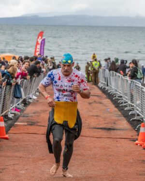 Cristián de la Fuente Instagram - Misión cumplida!!
Septimo 70.3 terminado y puedo afirmar que fue el más duro 
Tuve todas las razones para no hacerlo o para retírame 
Primero… la lesión que tengo en el gemelo que aún no se que es. 
Segundo… amaneció con lluvia, viento y el lago con olas… la natación estuvo MUY dura y pensé en retírame más de una vez… pero no era opción! Lau me estaba esperando afuera y no podía fallarle … no solo a ella sino a mi también … finalmente pude salir…
La bici fue mojado. Con viento. Lluvia y frío pero empecé a recuperarme. Sobre todo en los 45 kms de regreso…
Hasta que se me pinchó un neumático. 
Trate de cambiarlo y me faltaba una herramienta… otra vez pensé en retírame.. pero no era opción …
finalmente una moto paró  y me ayudó… pero ya había perdido más de 20 minutos y todo lo que había recuperado lo perdí. 
Vino el trote…
No podía más. El gemelo me molestaba y no sentía las piernas 
Salí de la transición y llegué a la península. De verdad no podía subir 
Hasta que vi a Lau gritándome “vamos papaaaaa,vamos que se puede” … ahí el dolor se transformó en ganas de llorar pero de emoción … y eso fue lo que me mantuvo hasta el final 
Cada una de las 3 penínsulas Lau estuvo ahí apoyándome y gritándome … eso fue lo que me hizo terminar la carrera 
Fue una de mis mejores corridas. Sobretodo después de una muy mala natación y una bici con un pinchazo. 
Tener a @ovybilbao que vino desde miami a apoyarme antes, durante y después … fue impagable. “El dolor no essssisssteeee”
Pancho que me acompañó por primera vez. Raul que llegó de sorpresa… todos ellos fueron el “support team”
Gracias a @_martinulloa por prepararme para esta carrera… no fue fácil!!
Gracias a @clinicameds por su apoyo… nos vemos mañana para ver que tengo. 
Gracias @youtopia.company por permitirme entrenar ahí 
Gracias @ironman70.3pucon por regalarme la carrera más linda del mundo otro año más y poder ver a mi hija cruzar la meta el viernes 
Gracias @lacatolicacl por todo el apoyo en los entrenamientos de pista 
Gracias @maunaapparel por mi trisuit. Casi no llego pero lo logramos 
Gracias @deboerwetsuits_latam por apoyarme en el agua. 
Y Gracias a todos y cada uno de ustedes!!!
📷 by @hpcb_sports_chile