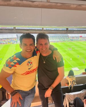 Cristián de la Fuente Instagram - Ayer fue un día increíble!!!!
Casi no llegamos al estadio… cerraron unas calles no pudimos ir al estacionamiento, se puso a llover. Gracias a un desconocido que me dejó estacionar en su casa cerca del estadio… 
Alcanzamos a llegar y a ver no solo al América Bi-Campeón. Sino a un chileno hacer historia y convertirse en TRI-Campeón!!!!
Grande @igorlichnovsky 

Es emocionante ver jugar al América y más cuando juegan Chilenos

Habia tenido la oportunidad de ver a @bambam9oficial y a @fabianestay10  y de verdad es algo impresionante 

Pero lo de ayer… fue realmente especial!!

Gracias Igor por la invitación y por permitirme disfrutar junto a tu familia y amigos!!!

Grande TRI-Campeón!!!!!