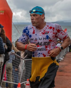 Cristián de la Fuente Instagram - Misión cumplida!!
Septimo 70.3 terminado y puedo afirmar que fue el más duro 
Tuve todas las razones para no hacerlo o para retírame 
Primero… la lesión que tengo en el gemelo que aún no se que es. 
Segundo… amaneció con lluvia, viento y el lago con olas… la natación estuvo MUY dura y pensé en retírame más de una vez… pero no era opción! Lau me estaba esperando afuera y no podía fallarle … no solo a ella sino a mi también … finalmente pude salir…
La bici fue mojado. Con viento. Lluvia y frío pero empecé a recuperarme. Sobre todo en los 45 kms de regreso…
Hasta que se me pinchó un neumático. 
Trate de cambiarlo y me faltaba una herramienta… otra vez pensé en retírame.. pero no era opción …
finalmente una moto paró  y me ayudó… pero ya había perdido más de 20 minutos y todo lo que había recuperado lo perdí. 
Vino el trote…
No podía más. El gemelo me molestaba y no sentía las piernas 
Salí de la transición y llegué a la península. De verdad no podía subir 
Hasta que vi a Lau gritándome “vamos papaaaaa,vamos que se puede” … ahí el dolor se transformó en ganas de llorar pero de emoción … y eso fue lo que me mantuvo hasta el final 
Cada una de las 3 penínsulas Lau estuvo ahí apoyándome y gritándome … eso fue lo que me hizo terminar la carrera 
Fue una de mis mejores corridas. Sobretodo después de una muy mala natación y una bici con un pinchazo. 
Tener a @ovybilbao que vino desde miami a apoyarme antes, durante y después … fue impagable. “El dolor no essssisssteeee”
Pancho que me acompañó por primera vez. Raul que llegó de sorpresa… todos ellos fueron el “support team”
Gracias a @_martinulloa por prepararme para esta carrera… no fue fácil!!
Gracias a @clinicameds por su apoyo… nos vemos mañana para ver que tengo. 
Gracias @youtopia.company por permitirme entrenar ahí 
Gracias @ironman70.3pucon por regalarme la carrera más linda del mundo otro año más y poder ver a mi hija cruzar la meta el viernes 
Gracias @lacatolicacl por todo el apoyo en los entrenamientos de pista 
Gracias @maunaapparel por mi trisuit. Casi no llego pero lo logramos 
Gracias @deboerwetsuits_latam por apoyarme en el agua. 
Y Gracias a todos y cada uno de ustedes!!!
📷 by @hpcb_sports_chile