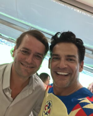 Cristián de la Fuente Instagram - Ayer fue un día increíble!!!!
Casi no llegamos al estadio… cerraron unas calles no pudimos ir al estacionamiento, se puso a llover. Gracias a un desconocido que me dejó estacionar en su casa cerca del estadio… 
Alcanzamos a llegar y a ver no solo al América Bi-Campeón. Sino a un chileno hacer historia y convertirse en TRI-Campeón!!!!
Grande @igorlichnovsky 

Es emocionante ver jugar al América y más cuando juegan Chilenos

Habia tenido la oportunidad de ver a @bambam9oficial y a @fabianestay10  y de verdad es algo impresionante 

Pero lo de ayer… fue realmente especial!!

Gracias Igor por la invitación y por permitirme disfrutar junto a tu familia y amigos!!!

Grande TRI-Campeón!!!!!