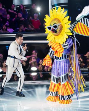 Cristián de la Fuente Instagram - Les presento a Girasol! 🌻

Anoche viví una experiencia increíble… los que me conocen saben que me encanta cantar (como siempre digo “canto bien pero se escucha mal) por eso lo hago en mi casa, en karaokes, lo hice en mi matrimonio y cumplí el sueño de grabarle una canción a mi hija (gracias a @luisfonsi) 

Nunca me había atrevido a hacerlo frente a gente que no conozco y menos en público o  en la televisión. 

Pero también saben que me encantan los desafíos.

Por eso anoche en @quieneslamascara pude hacerlo al estar detrás de Girasol… ademas una flor muy especial para mi y mi familia. 

Lo lindo de todo esto fue que aparte de cantar una de mis canciones favoritas de alguien que amo y admiro como es @danielaromoweb (a quien le pido disculpas por no haberlo hecho mejor) al final del programa canté SIN la máscara… (ultimo vídeo) Atreviéndome asi a vencer mis propios miedos y limites en público!!

No necesitamos una máscara para atrevernos a vencer nuestros miedos… pero a veces quizás nos apoyamos en ella… lo importante es al final poder hacerlo siempre  SIN!!!

Y nunca se olviden que como dice @luisfonsi en su canción… “Los Girasoles nunca dejan de Girar”
🌻🌻🌻🌻🌻🌻🌻🌻

#vamosquesepuede