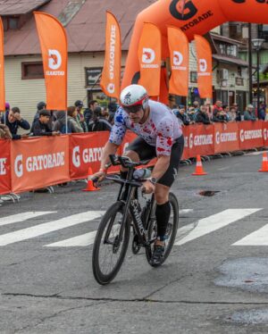 Cristián de la Fuente Instagram - Misión cumplida!!
Septimo 70.3 terminado y puedo afirmar que fue el más duro 
Tuve todas las razones para no hacerlo o para retírame 
Primero… la lesión que tengo en el gemelo que aún no se que es. 
Segundo… amaneció con lluvia, viento y el lago con olas… la natación estuvo MUY dura y pensé en retírame más de una vez… pero no era opción! Lau me estaba esperando afuera y no podía fallarle … no solo a ella sino a mi también … finalmente pude salir…
La bici fue mojado. Con viento. Lluvia y frío pero empecé a recuperarme. Sobre todo en los 45 kms de regreso…
Hasta que se me pinchó un neumático. 
Trate de cambiarlo y me faltaba una herramienta… otra vez pensé en retírame.. pero no era opción …
finalmente una moto paró  y me ayudó… pero ya había perdido más de 20 minutos y todo lo que había recuperado lo perdí. 
Vino el trote…
No podía más. El gemelo me molestaba y no sentía las piernas 
Salí de la transición y llegué a la península. De verdad no podía subir 
Hasta que vi a Lau gritándome “vamos papaaaaa,vamos que se puede” … ahí el dolor se transformó en ganas de llorar pero de emoción … y eso fue lo que me mantuvo hasta el final 
Cada una de las 3 penínsulas Lau estuvo ahí apoyándome y gritándome … eso fue lo que me hizo terminar la carrera 
Fue una de mis mejores corridas. Sobretodo después de una muy mala natación y una bici con un pinchazo. 
Tener a @ovybilbao que vino desde miami a apoyarme antes, durante y después … fue impagable. “El dolor no essssisssteeee”
Pancho que me acompañó por primera vez. Raul que llegó de sorpresa… todos ellos fueron el “support team”
Gracias a @_martinulloa por prepararme para esta carrera… no fue fácil!!
Gracias a @clinicameds por su apoyo… nos vemos mañana para ver que tengo. 
Gracias @youtopia.company por permitirme entrenar ahí 
Gracias @ironman70.3pucon por regalarme la carrera más linda del mundo otro año más y poder ver a mi hija cruzar la meta el viernes 
Gracias @lacatolicacl por todo el apoyo en los entrenamientos de pista 
Gracias @maunaapparel por mi trisuit. Casi no llego pero lo logramos 
Gracias @deboerwetsuits_latam por apoyarme en el agua. 
Y Gracias a todos y cada uno de ustedes!!!
📷 by @hpcb_sports_chile