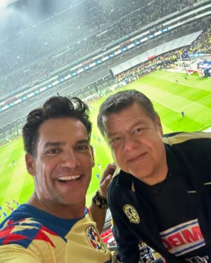 Cristián de la Fuente Instagram - Ayer fue un día increíble!!!!
Casi no llegamos al estadio… cerraron unas calles no pudimos ir al estacionamiento, se puso a llover. Gracias a un desconocido que me dejó estacionar en su casa cerca del estadio… 
Alcanzamos a llegar y a ver no solo al América Bi-Campeón. Sino a un chileno hacer historia y convertirse en TRI-Campeón!!!!
Grande @igorlichnovsky 

Es emocionante ver jugar al América y más cuando juegan Chilenos

Habia tenido la oportunidad de ver a @bambam9oficial y a @fabianestay10  y de verdad es algo impresionante 

Pero lo de ayer… fue realmente especial!!

Gracias Igor por la invitación y por permitirme disfrutar junto a tu familia y amigos!!!

Grande TRI-Campeón!!!!!