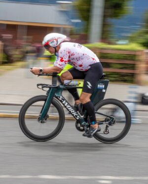 Cristián de la Fuente Instagram - Misión cumplida!!
Septimo 70.3 terminado y puedo afirmar que fue el más duro 
Tuve todas las razones para no hacerlo o para retírame 
Primero… la lesión que tengo en el gemelo que aún no se que es. 
Segundo… amaneció con lluvia, viento y el lago con olas… la natación estuvo MUY dura y pensé en retírame más de una vez… pero no era opción! Lau me estaba esperando afuera y no podía fallarle … no solo a ella sino a mi también … finalmente pude salir…
La bici fue mojado. Con viento. Lluvia y frío pero empecé a recuperarme. Sobre todo en los 45 kms de regreso…
Hasta que se me pinchó un neumático. 
Trate de cambiarlo y me faltaba una herramienta… otra vez pensé en retírame.. pero no era opción …
finalmente una moto paró  y me ayudó… pero ya había perdido más de 20 minutos y todo lo que había recuperado lo perdí. 
Vino el trote…
No podía más. El gemelo me molestaba y no sentía las piernas 
Salí de la transición y llegué a la península. De verdad no podía subir 
Hasta que vi a Lau gritándome “vamos papaaaaa,vamos que se puede” … ahí el dolor se transformó en ganas de llorar pero de emoción … y eso fue lo que me mantuvo hasta el final 
Cada una de las 3 penínsulas Lau estuvo ahí apoyándome y gritándome … eso fue lo que me hizo terminar la carrera 
Fue una de mis mejores corridas. Sobretodo después de una muy mala natación y una bici con un pinchazo. 
Tener a @ovybilbao que vino desde miami a apoyarme antes, durante y después … fue impagable. “El dolor no essssisssteeee”
Pancho que me acompañó por primera vez. Raul que llegó de sorpresa… todos ellos fueron el “support team”
Gracias a @_martinulloa por prepararme para esta carrera… no fue fácil!!
Gracias a @clinicameds por su apoyo… nos vemos mañana para ver que tengo. 
Gracias @youtopia.company por permitirme entrenar ahí 
Gracias @ironman70.3pucon por regalarme la carrera más linda del mundo otro año más y poder ver a mi hija cruzar la meta el viernes 
Gracias @lacatolicacl por todo el apoyo en los entrenamientos de pista 
Gracias @maunaapparel por mi trisuit. Casi no llego pero lo logramos 
Gracias @deboerwetsuits_latam por apoyarme en el agua. 
Y Gracias a todos y cada uno de ustedes!!!
📷 by @hpcb_sports_chile