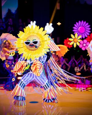 Cristián de la Fuente Instagram - Les presento a Girasol! 🌻

Anoche viví una experiencia increíble… los que me conocen saben que me encanta cantar (como siempre digo “canto bien pero se escucha mal) por eso lo hago en mi casa, en karaokes, lo hice en mi matrimonio y cumplí el sueño de grabarle una canción a mi hija (gracias a @luisfonsi) 

Nunca me había atrevido a hacerlo frente a gente que no conozco y menos en público o  en la televisión. 

Pero también saben que me encantan los desafíos.

Por eso anoche en @quieneslamascara pude hacerlo al estar detrás de Girasol… ademas una flor muy especial para mi y mi familia. 

Lo lindo de todo esto fue que aparte de cantar una de mis canciones favoritas de alguien que amo y admiro como es @danielaromoweb (a quien le pido disculpas por no haberlo hecho mejor) al final del programa canté SIN la máscara… (ultimo vídeo) Atreviéndome asi a vencer mis propios miedos y limites en público!!

No necesitamos una máscara para atrevernos a vencer nuestros miedos… pero a veces quizás nos apoyamos en ella… lo importante es al final poder hacerlo siempre  SIN!!!

Y nunca se olviden que como dice @luisfonsi en su canción… “Los Girasoles nunca dejan de Girar”
🌻🌻🌻🌻🌻🌻🌻🌻

#vamosquesepuede