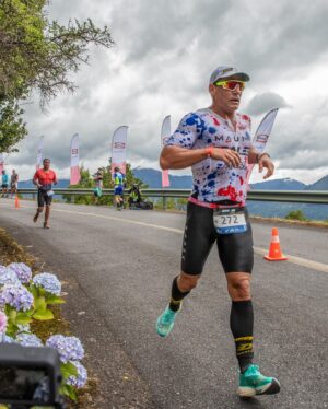 Cristián de la Fuente Instagram - Misión cumplida!!
Septimo 70.3 terminado y puedo afirmar que fue el más duro 
Tuve todas las razones para no hacerlo o para retírame 
Primero… la lesión que tengo en el gemelo que aún no se que es. 
Segundo… amaneció con lluvia, viento y el lago con olas… la natación estuvo MUY dura y pensé en retírame más de una vez… pero no era opción! Lau me estaba esperando afuera y no podía fallarle … no solo a ella sino a mi también … finalmente pude salir…
La bici fue mojado. Con viento. Lluvia y frío pero empecé a recuperarme. Sobre todo en los 45 kms de regreso…
Hasta que se me pinchó un neumático. 
Trate de cambiarlo y me faltaba una herramienta… otra vez pensé en retírame.. pero no era opción …
finalmente una moto paró  y me ayudó… pero ya había perdido más de 20 minutos y todo lo que había recuperado lo perdí. 
Vino el trote…
No podía más. El gemelo me molestaba y no sentía las piernas 
Salí de la transición y llegué a la península. De verdad no podía subir 
Hasta que vi a Lau gritándome “vamos papaaaaa,vamos que se puede” … ahí el dolor se transformó en ganas de llorar pero de emoción … y eso fue lo que me mantuvo hasta el final 
Cada una de las 3 penínsulas Lau estuvo ahí apoyándome y gritándome … eso fue lo que me hizo terminar la carrera 
Fue una de mis mejores corridas. Sobretodo después de una muy mala natación y una bici con un pinchazo. 
Tener a @ovybilbao que vino desde miami a apoyarme antes, durante y después … fue impagable. “El dolor no essssisssteeee”
Pancho que me acompañó por primera vez. Raul que llegó de sorpresa… todos ellos fueron el “support team”
Gracias a @_martinulloa por prepararme para esta carrera… no fue fácil!!
Gracias a @clinicameds por su apoyo… nos vemos mañana para ver que tengo. 
Gracias @youtopia.company por permitirme entrenar ahí 
Gracias @ironman70.3pucon por regalarme la carrera más linda del mundo otro año más y poder ver a mi hija cruzar la meta el viernes 
Gracias @lacatolicacl por todo el apoyo en los entrenamientos de pista 
Gracias @maunaapparel por mi trisuit. Casi no llego pero lo logramos 
Gracias @deboerwetsuits_latam por apoyarme en el agua. 
Y Gracias a todos y cada uno de ustedes!!!
📷 by @hpcb_sports_chile