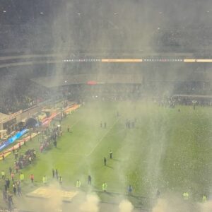 Cristián de la Fuente Instagram - Ayer fue un día increíble!!!!
Casi no llegamos al estadio… cerraron unas calles no pudimos ir al estacionamiento, se puso a llover. Gracias a un desconocido que me dejó estacionar en su casa cerca del estadio… 
Alcanzamos a llegar y a ver no solo al América Bi-Campeón. Sino a un chileno hacer historia y convertirse en TRI-Campeón!!!!
Grande @igorlichnovsky 

Es emocionante ver jugar al América y más cuando juegan Chilenos

Habia tenido la oportunidad de ver a @bambam9oficial y a @fabianestay10  y de verdad es algo impresionante 

Pero lo de ayer… fue realmente especial!!

Gracias Igor por la invitación y por permitirme disfrutar junto a tu familia y amigos!!!

Grande TRI-Campeón!!!!!