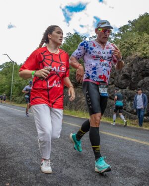 Cristián de la Fuente Instagram - Misión cumplida!!
Septimo 70.3 terminado y puedo afirmar que fue el más duro 
Tuve todas las razones para no hacerlo o para retírame 
Primero… la lesión que tengo en el gemelo que aún no se que es. 
Segundo… amaneció con lluvia, viento y el lago con olas… la natación estuvo MUY dura y pensé en retírame más de una vez… pero no era opción! Lau me estaba esperando afuera y no podía fallarle … no solo a ella sino a mi también … finalmente pude salir…
La bici fue mojado. Con viento. Lluvia y frío pero empecé a recuperarme. Sobre todo en los 45 kms de regreso…
Hasta que se me pinchó un neumático. 
Trate de cambiarlo y me faltaba una herramienta… otra vez pensé en retírame.. pero no era opción …
finalmente una moto paró  y me ayudó… pero ya había perdido más de 20 minutos y todo lo que había recuperado lo perdí. 
Vino el trote…
No podía más. El gemelo me molestaba y no sentía las piernas 
Salí de la transición y llegué a la península. De verdad no podía subir 
Hasta que vi a Lau gritándome “vamos papaaaaa,vamos que se puede” … ahí el dolor se transformó en ganas de llorar pero de emoción … y eso fue lo que me mantuvo hasta el final 
Cada una de las 3 penínsulas Lau estuvo ahí apoyándome y gritándome … eso fue lo que me hizo terminar la carrera 
Fue una de mis mejores corridas. Sobretodo después de una muy mala natación y una bici con un pinchazo. 
Tener a @ovybilbao que vino desde miami a apoyarme antes, durante y después … fue impagable. “El dolor no essssisssteeee”
Pancho que me acompañó por primera vez. Raul que llegó de sorpresa… todos ellos fueron el “support team”
Gracias a @_martinulloa por prepararme para esta carrera… no fue fácil!!
Gracias a @clinicameds por su apoyo… nos vemos mañana para ver que tengo. 
Gracias @youtopia.company por permitirme entrenar ahí 
Gracias @ironman70.3pucon por regalarme la carrera más linda del mundo otro año más y poder ver a mi hija cruzar la meta el viernes 
Gracias @lacatolicacl por todo el apoyo en los entrenamientos de pista 
Gracias @maunaapparel por mi trisuit. Casi no llego pero lo logramos 
Gracias @deboerwetsuits_latam por apoyarme en el agua. 
Y Gracias a todos y cada uno de ustedes!!!
📷 by @hpcb_sports_chile