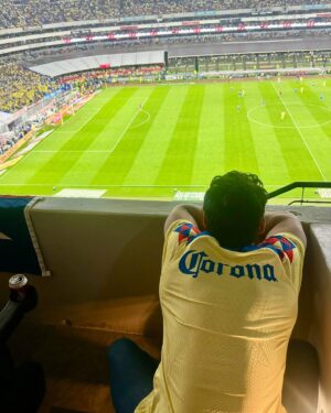 Cristián de la Fuente Instagram - Ayer fue un día increíble!!!!
Casi no llegamos al estadio… cerraron unas calles no pudimos ir al estacionamiento, se puso a llover. Gracias a un desconocido que me dejó estacionar en su casa cerca del estadio… 
Alcanzamos a llegar y a ver no solo al América Bi-Campeón. Sino a un chileno hacer historia y convertirse en TRI-Campeón!!!!
Grande @igorlichnovsky 

Es emocionante ver jugar al América y más cuando juegan Chilenos

Habia tenido la oportunidad de ver a @bambam9oficial y a @fabianestay10  y de verdad es algo impresionante 

Pero lo de ayer… fue realmente especial!!

Gracias Igor por la invitación y por permitirme disfrutar junto a tu familia y amigos!!!

Grande TRI-Campeón!!!!!