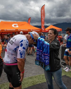 Cristián de la Fuente Instagram - Misión cumplida!!
Septimo 70.3 terminado y puedo afirmar que fue el más duro 
Tuve todas las razones para no hacerlo o para retírame 
Primero… la lesión que tengo en el gemelo que aún no se que es. 
Segundo… amaneció con lluvia, viento y el lago con olas… la natación estuvo MUY dura y pensé en retírame más de una vez… pero no era opción! Lau me estaba esperando afuera y no podía fallarle … no solo a ella sino a mi también … finalmente pude salir…
La bici fue mojado. Con viento. Lluvia y frío pero empecé a recuperarme. Sobre todo en los 45 kms de regreso…
Hasta que se me pinchó un neumático. 
Trate de cambiarlo y me faltaba una herramienta… otra vez pensé en retírame.. pero no era opción …
finalmente una moto paró  y me ayudó… pero ya había perdido más de 20 minutos y todo lo que había recuperado lo perdí. 
Vino el trote…
No podía más. El gemelo me molestaba y no sentía las piernas 
Salí de la transición y llegué a la península. De verdad no podía subir 
Hasta que vi a Lau gritándome “vamos papaaaaa,vamos que se puede” … ahí el dolor se transformó en ganas de llorar pero de emoción … y eso fue lo que me mantuvo hasta el final 
Cada una de las 3 penínsulas Lau estuvo ahí apoyándome y gritándome … eso fue lo que me hizo terminar la carrera 
Fue una de mis mejores corridas. Sobretodo después de una muy mala natación y una bici con un pinchazo. 
Tener a @ovybilbao que vino desde miami a apoyarme antes, durante y después … fue impagable. “El dolor no essssisssteeee”
Pancho que me acompañó por primera vez. Raul que llegó de sorpresa… todos ellos fueron el “support team”
Gracias a @_martinulloa por prepararme para esta carrera… no fue fácil!!
Gracias a @clinicameds por su apoyo… nos vemos mañana para ver que tengo. 
Gracias @youtopia.company por permitirme entrenar ahí 
Gracias @ironman70.3pucon por regalarme la carrera más linda del mundo otro año más y poder ver a mi hija cruzar la meta el viernes 
Gracias @lacatolicacl por todo el apoyo en los entrenamientos de pista 
Gracias @maunaapparel por mi trisuit. Casi no llego pero lo logramos 
Gracias @deboerwetsuits_latam por apoyarme en el agua. 
Y Gracias a todos y cada uno de ustedes!!!
📷 by @hpcb_sports_chile