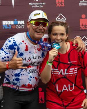 Cristián de la Fuente Instagram - Misión cumplida!!
Septimo 70.3 terminado y puedo afirmar que fue el más duro 
Tuve todas las razones para no hacerlo o para retírame 
Primero… la lesión que tengo en el gemelo que aún no se que es. 
Segundo… amaneció con lluvia, viento y el lago con olas… la natación estuvo MUY dura y pensé en retírame más de una vez… pero no era opción! Lau me estaba esperando afuera y no podía fallarle … no solo a ella sino a mi también … finalmente pude salir…
La bici fue mojado. Con viento. Lluvia y frío pero empecé a recuperarme. Sobre todo en los 45 kms de regreso…
Hasta que se me pinchó un neumático. 
Trate de cambiarlo y me faltaba una herramienta… otra vez pensé en retírame.. pero no era opción …
finalmente una moto paró  y me ayudó… pero ya había perdido más de 20 minutos y todo lo que había recuperado lo perdí. 
Vino el trote…
No podía más. El gemelo me molestaba y no sentía las piernas 
Salí de la transición y llegué a la península. De verdad no podía subir 
Hasta que vi a Lau gritándome “vamos papaaaaa,vamos que se puede” … ahí el dolor se transformó en ganas de llorar pero de emoción … y eso fue lo que me mantuvo hasta el final 
Cada una de las 3 penínsulas Lau estuvo ahí apoyándome y gritándome … eso fue lo que me hizo terminar la carrera 
Fue una de mis mejores corridas. Sobretodo después de una muy mala natación y una bici con un pinchazo. 
Tener a @ovybilbao que vino desde miami a apoyarme antes, durante y después … fue impagable. “El dolor no essssisssteeee”
Pancho que me acompañó por primera vez. Raul que llegó de sorpresa… todos ellos fueron el “support team”
Gracias a @_martinulloa por prepararme para esta carrera… no fue fácil!!
Gracias a @clinicameds por su apoyo… nos vemos mañana para ver que tengo. 
Gracias @youtopia.company por permitirme entrenar ahí 
Gracias @ironman70.3pucon por regalarme la carrera más linda del mundo otro año más y poder ver a mi hija cruzar la meta el viernes 
Gracias @lacatolicacl por todo el apoyo en los entrenamientos de pista 
Gracias @maunaapparel por mi trisuit. Casi no llego pero lo logramos 
Gracias @deboerwetsuits_latam por apoyarme en el agua. 
Y Gracias a todos y cada uno de ustedes!!!
📷 by @hpcb_sports_chile