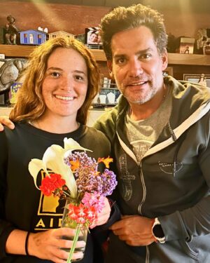 Cristián de la Fuente Instagram - Celebrando el día del amor y la amistad con mi princesa que me sorprendió con flores. 

#priceless