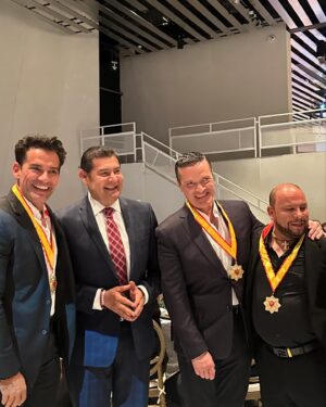 Cristián de la Fuente Instagram - Hoy fue un día muy especial 
Ser un inmigrante no es fácil. Dejé mi país el año 1998 persiguiendo mi sueño para vivir en Estados Unidos. Hoy 26 años después… soy ciudadano americano y actualmente vivo como inmigrante en México 
Si bien siempre llevo mi país en mi corazón… no tengo palabras para agradecer el cariño que me ha dado México 
Hoy me entregaron la Medalla Iberoamericana Fundación Honoris Causa.
Más que la medalla en sí, es el cariño detrás de este reconocimiento sobre todo en un País que no es el que me vio nacer pero si el que me ha permitido poder crecer… 
Gracias México lindo por tanto 
Hoy me duermo con el corazón lleno!!!
Gracias Totales