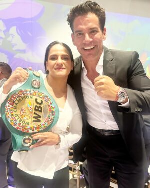 Cristián de la Fuente Instagram - Hoy fue un día muy especial 
Ser un inmigrante no es fácil. Dejé mi país el año 1998 persiguiendo mi sueño para vivir en Estados Unidos. Hoy 26 años después… soy ciudadano americano y actualmente vivo como inmigrante en México 
Si bien siempre llevo mi país en mi corazón… no tengo palabras para agradecer el cariño que me ha dado México 
Hoy me entregaron la Medalla Iberoamericana Fundación Honoris Causa.
Más que la medalla en sí, es el cariño detrás de este reconocimiento sobre todo en un País que no es el que me vio nacer pero si el que me ha permitido poder crecer… 
Gracias México lindo por tanto 
Hoy me duermo con el corazón lleno!!!
Gracias Totales