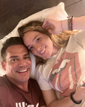 Cristián de la Fuente Instagram - Una vuelta más alrededor del sol… ya son 19 y me parece que fue ayer cuando te podía cargar solo con una mano… como pasa el tiempo… estoy tan orgulloso de la mujer en la que te has convertido, eres por lejos la mejor hija que pude soñar algún día tener. Te amo y aunque duele mucho no poder estar ahí celebrando contigo por tener que trabajar, estoy muy feliz que estes rodeada de tu familia, amigas y amigos que te adoran… porque te mereces todo ese amor y más. 
Eres la mejor del mundo mundial… que no se te olvide nunca.
Gracias por permitirme ser tu padre, amigo, partner y cómplice
Te amo ♾️ 
Feliz cumpleaños mi niña hermosa!!!!!