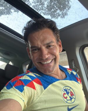 Cristián de la Fuente Instagram - Ayer fue un día increíble!!!!
Casi no llegamos al estadio… cerraron unas calles no pudimos ir al estacionamiento, se puso a llover. Gracias a un desconocido que me dejó estacionar en su casa cerca del estadio… 
Alcanzamos a llegar y a ver no solo al América Bi-Campeón. Sino a un chileno hacer historia y convertirse en TRI-Campeón!!!!
Grande @igorlichnovsky 

Es emocionante ver jugar al América y más cuando juegan Chilenos

Habia tenido la oportunidad de ver a @bambam9oficial y a @fabianestay10  y de verdad es algo impresionante 

Pero lo de ayer… fue realmente especial!!

Gracias Igor por la invitación y por permitirme disfrutar junto a tu familia y amigos!!!

Grande TRI-Campeón!!!!!