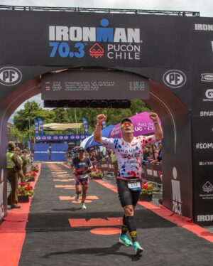 Cristián de la Fuente Instagram - Misión cumplida!!
Septimo 70.3 terminado y puedo afirmar que fue el más duro 
Tuve todas las razones para no hacerlo o para retírame 
Primero… la lesión que tengo en el gemelo que aún no se que es. 
Segundo… amaneció con lluvia, viento y el lago con olas… la natación estuvo MUY dura y pensé en retírame más de una vez… pero no era opción! Lau me estaba esperando afuera y no podía fallarle … no solo a ella sino a mi también … finalmente pude salir…
La bici fue mojado. Con viento. Lluvia y frío pero empecé a recuperarme. Sobre todo en los 45 kms de regreso…
Hasta que se me pinchó un neumático. 
Trate de cambiarlo y me faltaba una herramienta… otra vez pensé en retírame.. pero no era opción …
finalmente una moto paró  y me ayudó… pero ya había perdido más de 20 minutos y todo lo que había recuperado lo perdí. 
Vino el trote…
No podía más. El gemelo me molestaba y no sentía las piernas 
Salí de la transición y llegué a la península. De verdad no podía subir 
Hasta que vi a Lau gritándome “vamos papaaaaa,vamos que se puede” … ahí el dolor se transformó en ganas de llorar pero de emoción … y eso fue lo que me mantuvo hasta el final 
Cada una de las 3 penínsulas Lau estuvo ahí apoyándome y gritándome … eso fue lo que me hizo terminar la carrera 
Fue una de mis mejores corridas. Sobretodo después de una muy mala natación y una bici con un pinchazo. 
Tener a @ovybilbao que vino desde miami a apoyarme antes, durante y después … fue impagable. “El dolor no essssisssteeee”
Pancho que me acompañó por primera vez. Raul que llegó de sorpresa… todos ellos fueron el “support team”
Gracias a @_martinulloa por prepararme para esta carrera… no fue fácil!!
Gracias a @clinicameds por su apoyo… nos vemos mañana para ver que tengo. 
Gracias @youtopia.company por permitirme entrenar ahí 
Gracias @ironman70.3pucon por regalarme la carrera más linda del mundo otro año más y poder ver a mi hija cruzar la meta el viernes 
Gracias @lacatolicacl por todo el apoyo en los entrenamientos de pista 
Gracias @maunaapparel por mi trisuit. Casi no llego pero lo logramos 
Gracias @deboerwetsuits_latam por apoyarme en el agua. 
Y Gracias a todos y cada uno de ustedes!!!
📷 by @hpcb_sports_chile