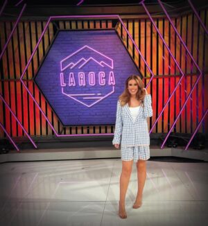 Cristina Plaza Instagram - Y desde @larocalasexta un #domingo más os deseo a todos muy buena semana 🩷✨

👕👖 @mdm.fashion @idolyagency_official 

#tv #work #vichy #cuadrosvichy #trajechaqueta #spring #blue #oufitstyle #smile #goodvibesonly #abril #spring
