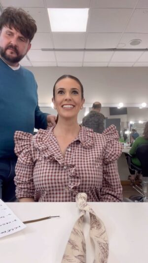 Cristina Plaza Instagram - La #magia de cada #domingo 👑🩷

👚💍 @banoffee_bcn 

#tv #work #antesydespues #makeup #hair #chapaypintura #lasexta #laroca #transformacion #smile #goodvibesonly