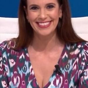 Cristina Plaza Instagram - Una de #favoritos en @larocalasexta 🩷⭐️ @lasexta 

👗 @hugandclau 

#tv #work #videoviral #navidad #arbolnavidad #viral #tiktok #videosvirales #hugandclau #risas