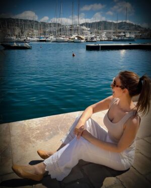 Cristina Plaza Instagram - Sí, estoy #feliz oliendo a #sal todo el día 🩷🌊 @msccruisesofficial #mscseaview 
Y voy comodísima con mis bailarinas ideales de @wondersshoes 🫶🏻👑

#unviajehacialabelleza #cannes #viaje #smile #mayo #goodvibes