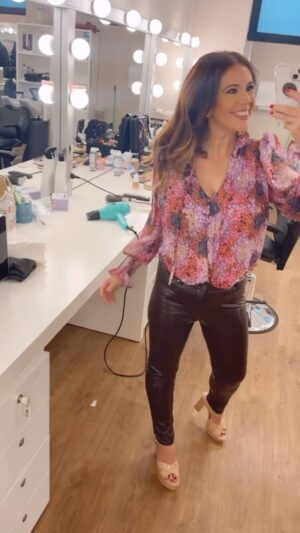 Cristina Plaza Instagram - Diario de una dominguera en #laroc @larocalasexta @lasexta ⭐️🩷🔝

👚 @bgoandme 

#tv #work #domingo #lasexta #estilismo #pinklover #smile #goodvibesonly