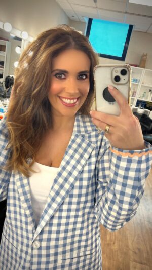 Cristina Plaza Instagram - La transformación del #domingo en @larocalasexta 🌸🫶🏻✨ con el #jersey ideal de @van_dos y el #trajevichy de @mdm.fashion 💐🩷 que no puede ser más ideal 😌

@idolyagency_official #outfitinspiration #outfitoftheday  #sunday #abril #smile #goodvibesonly #lasexta