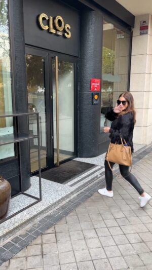 Cristina Plaza Instagram - ¿Puede que hoy haya probado uno de los mejores #menúsdegustacion de #madrid ? No tengo dudas 🔝⭐️🩵
En @restauranteclosmadrid te sorprenden arrancando la experiencia con un #trampantojo de #capuccino ☕️😲 te dejan boquiabierto y de ahí el nivel va subiendo a cada bocado creando un espectáculo maridado con los mejores vinos 👑❤️

Otro súper descubrimiento de mis @idolyagency_official ✨✨

#restaurantesmadrid #menudegustacion #restauranteclos #maridaje #experienciafoodie #foodlover #plazafoodexperience