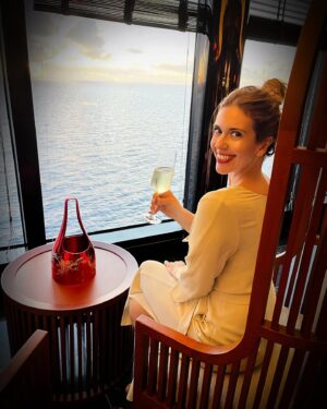 Cristina Plaza Instagram - Todo esto ha sido lo que he vivido esta semana… @msccruisesofficial ✨🩷🌊

1.- Brindis cada atardecer
2.- Risas y burbujas
3.- #relax en el #spa #mscaureaspa 
4.- mi primer #diadelamadre de dos 
5.- #cenas tematicas cada #noche
6.- #turista en #roma
7.- olor a #mar 24/7
8.- celebrando la #vida

#crucero #msccruises #sealife #cruceromediterráneo #unviajehacialabelleza #mediterraneo #smile #goodvibesonly #holidays