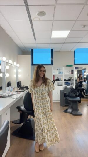 Cristina Plaza Instagram - Y el #antesydespues del #domingo en @larocalasexta ✨💄

El #vestido previo ideal es de @9mas5shop 🩷
Y el #outfit del programa de @dolorespromesasdp 👑

#tv #work #lasexta #outfitoftheday #outfitinspiration #dolorespromesas #smile #goodvibesonly