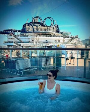 Cristina Plaza Instagram - Todo esto ha sido lo que he vivido esta semana… @msccruisesofficial ✨🩷🌊

1.- Brindis cada atardecer
2.- Risas y burbujas
3.- #relax en el #spa #mscaureaspa 
4.- mi primer #diadelamadre de dos 
5.- #cenas tematicas cada #noche
6.- #turista en #roma
7.- olor a #mar 24/7
8.- celebrando la #vida

#crucero #msccruises #sealife #cruceromediterráneo #unviajehacialabelleza #mediterraneo #smile #goodvibesonly #holidays