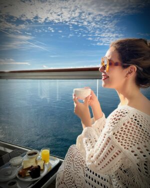 Cristina Plaza Instagram - Todo esto ha sido lo que he vivido esta semana… @msccruisesofficial ✨🩷🌊

1.- Brindis cada atardecer
2.- Risas y burbujas
3.- #relax en el #spa #mscaureaspa 
4.- mi primer #diadelamadre de dos 
5.- #cenas tematicas cada #noche
6.- #turista en #roma
7.- olor a #mar 24/7
8.- celebrando la #vida

#crucero #msccruises #sealife #cruceromediterráneo #unviajehacialabelleza #mediterraneo #smile #goodvibesonly #holidays