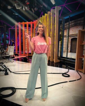 Cristina Plaza Instagram - Y hoy me lo he dicho todo yo 😅🌸 

👚👖 @dolorespromesasdp 

#domingo #laroca #lasexta #tv #outfitoftheday #dolorespromesas #pinklover #green