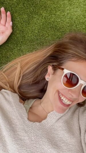 Cristina Plaza Instagram - Aquí una recibiendo con los brazos abiertos a la #primavera 🌸🤍☀️ rodeada de verde gracias a @cespedgreen_ 🍀💐

Otro descubrimiento de mis @idolyagency_official 🩷

#cespedartificial #cesped #cespedgreen #antesydespues #terraza #saturday #green #spring #abril