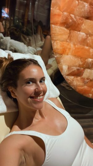 Cristina Plaza Instagram - Yo, que necesitaba como el agua un ratito de #relax he salido como nueva del #mscaureaspa 🩷✨❄️ @msccruisesofficial #masaje #sauna #bañoturco #aromaterapia y #saladehielo que no había probado nunca… 👑❄️