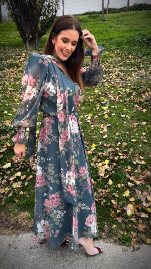 Cristina Plaza Instagram - Una #blusa 👚 dos #looks ⭐️🩷 El primero más informal y, el segundo, con el que me he ido de #boda este finde 🍾
Todo es de @bgoandme 👑 y no puede ser más ideal su idea de utilizar la ropita para diferentes ocasiones 🩵✨

#outfitinspiration #lookdeboda #vestidoinvitada #invitada #invitadaperfecta #bgoandme #boda