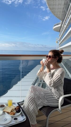 Cristina Plaza Instagram - No puedo pasar mejor #diadelamadre 🩷✨ @msccruisesofficial #unviajehacialabelleza #mscseaview #livefrommsc