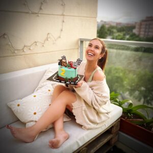 Cristina Plaza Instagram - Tengo en casa un loquito de #cars que ha alucinado con su súper tarta de @dulceculpa.madrid y yo también, la verdad… Menuda maravilla… 🩷✨🩷 @idolyagency_official 

#cumpleaños #happybirthday #cars #mcqueencake #rayomcqueen #tarta #cumpleañosfeliz