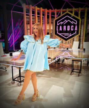 Cristina Plaza Instagram - Lo que me gusta a mí un #azul 🩵✨ y su vibra @larocalasexta @lasexta @cuarzotv 

#tv #bluedress #blue #blueaesthetic #outfitoftheday #summerdress #summervibes #smile #goodvibes