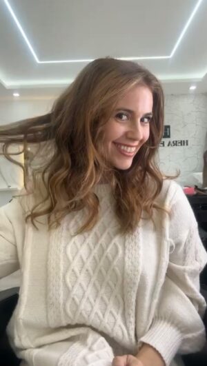 Cristina Plaza Instagram - Una con #pelazo de #primavera desde el primer día de la nueva estación 🌸 con @heraextension_ haciendo su magia 🩷✨

#heraextension #babylights #cambiodelook #mechas #blondhair #hair #beautyhair