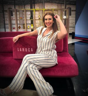 Cristina Plaza Instagram - Porque ir mona y cómoda no está reñido 🩷✨👑

👚 @andam_oficial 

El #brillo de la piel hasta con #maquillaje es gracias a los mimos de @dracarmenmartin 🤍✨

#laroca #lasexta #outfitinspiration #outfitoftheday #skincare #trajedelino #smile #goodvibesonly